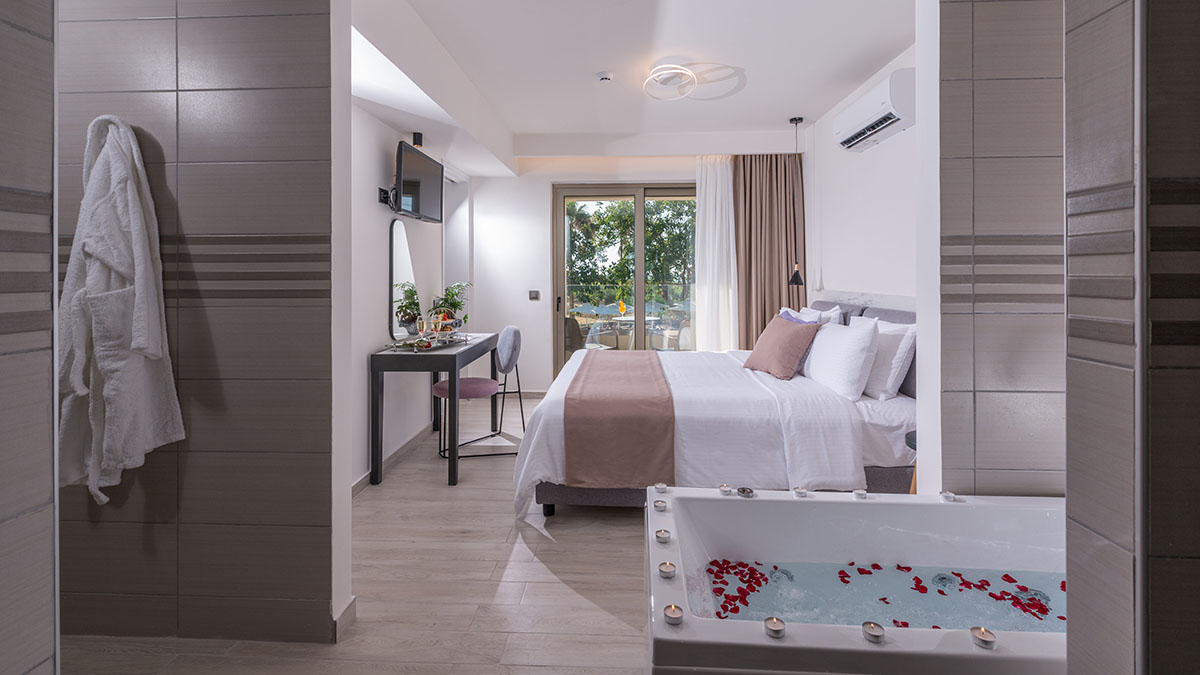 Suite Pool Land View